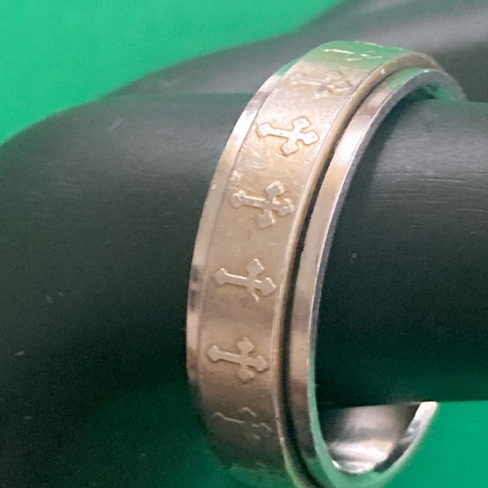 🔥4 for $20.00 🔥Stainless Spinner Ring with Engraved Cross Design.